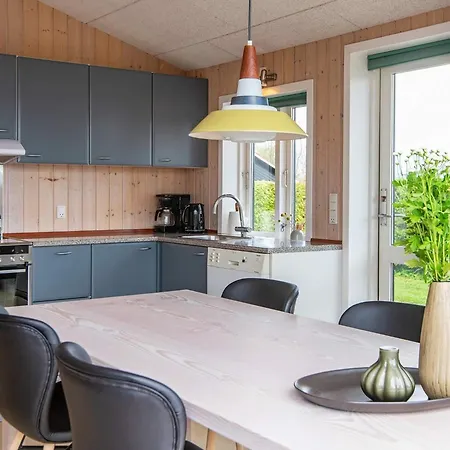 4 Person In Nyaraló *